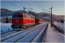 Die Blutorange Diesellok 2043.24 f�hrt mit einem Schrottzug von Knittelfeld nach Wr.Neustadt.Danke an die Vormelder !!!
St.Margarethen 18.12.2010