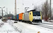 ES 64 F4 - 205 der ITL zieht am 10.12.10 einen Containerzug durch Leipzig-Thekla Richtung Dresden.