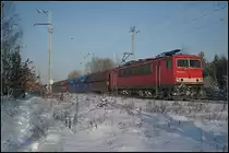 Bei sch�nstem Winterwetter durcheilt 155 178-8 mit ihrem Erzzug am 18.12.2010 die Berliner Wuhlheide.