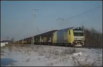 F�r CTL ist ER 20-002 im Einsatz und zieht am 18.12.2010 den  Waschmaschinenzug  durch die verschneite Berliner Wuhlheide.