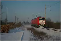 Solo kommt die f�r RBH fahrende 185 001-5 mit stark vereister Front am 18.12.2010 durch die Berliner Wuhlheide.
