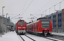 111 111 mit dem RE10416 nach Aachen und 425 599-8 (K�ln) als RB10376 (+15 | Weichenst�rung) nach Duisburg bei der Einfahrt in Geilenkirchen, 17.12.10
