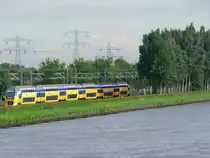 Regiorunner f�hrt entlang des Amsterdam-Rijnkanaal der Niederl�ndischen Hauptstadt entgegen;100903
