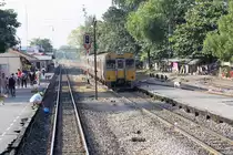 NKF 1218 am 05.Dezember 2010 im s�dlichem Teil des Bf. Bang Sue Junction. Rechts im Bild erkennt man schon den ersten Bahnsteig des n�rdlichen Bahnhofteiles, welche f�r den Z�ge Richtung S�den vorbehalten ist.