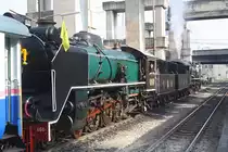 2'C1' h2 850 (Nippon Sharyo (Japan), Bauj. 1950, Fab.Nr. 1547) mit 2'C1' h2 824 als Vorspann mit Sonderzug 901 bei planm��igem Halt im Bf. Bang Khen am 05.Dezember 2010.