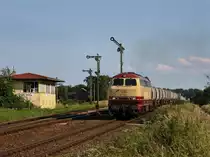 Die 217 002 am 09.08.2010 mit dem Saalerkalkzug bei der Ausfahrt aus T��ling.