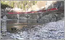 Der RE1249 mit Ge 4/4 II 625  K�blis  hat auch ohne das Steinmandli den Weg durch die Rheinschlucht bei Trin gefunden. (22.12.2010)