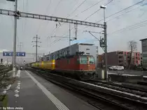 Re 4/4''' 11367 am 22.12.2010 mit einem Postzug in Oberwinterthur.