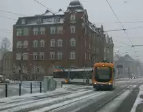 Variobahn 4147 als Linie 24 nach Rohrbach S�d am Verschneiten Betriebshof in Heidelberg am 24.12.2010