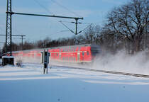 111 125 mit einer RE4 beim Durcheilen von Korschenbroich am 25.12.2010, dank starken Schneef�llen am Vortag verwirbelt dieser zu einem feinen Schleier.