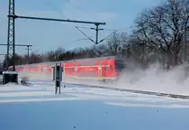 111 125 mit einer RE4 beim Durcheilen von Korschenbroich am 25.12.2010, dank starken Schneef�llen am Vortag verwirbelt dieser zu einem feinen Schleier.
