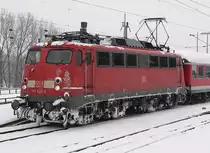 110 426-4 im Portrait beim Halt im winterlichen K�ln Messe/Deutz am 24.12.2010