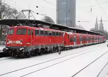 110 452-0 mit  Quietschie  am Haken , geschoben von 110 425-6, im winterlichen K�ln Messe/Deutz am 24.12.2010