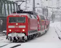 120 208-4 mit dem RE9/RSX nach Aachen Hbf, geschoben von 120 206-8, im winterlichen K�ln Messe/Deutz am 24.12.2010
