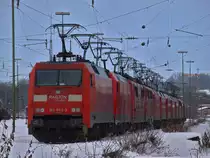 152 092-3 steht am 27.12.2010 vor 11 weiteren E-Loks mit angehobenen Stromabnehmern warm abgestellt in Aachen West.