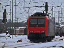 482 000-7 rangiert am 28.12.2010 in Aachen West. Hier l�uft es nach dem Schneechaos an den Weihnachtsfeiertagen Planm��ig, die unbeheizten Weichen sind freigeschaufelt und alle Gleise sind wieder befahrbar.
