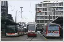 Ein organisiertes Durcheinander k�nnte man die Situation auf dem St.Galler Bahnhofplatz nennen, wo sich Fussg�nger, Privatverkehr, Stadtbusse, Postautos und Trogenerbahn den Platz streitig machen. (21.12.2010)