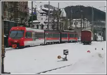 Regionalzug aus Appenzell mit ABt 121 und BDeh 4/4 12 f�hrt in St.Gallen ein. Im Abstellgleis steht ein alter G�terwagen der Trogenerbahn. (21.12.2010)