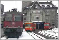 Re 6/6 11610  Spreitenbach  neben Be 4/8 22 der TB und BDeh 474 22 der AB am St.Galler Nebenbahnhof. (21.12.2010)