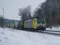 Die ES 64 F4-027 am 04.12.2010 mit einem KLV-Zug bei der Durchfahrt in A�ling. 