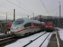 Ein ICE 3 und die 111 046 mit ihrem RE nach Salzburg am 28.12.2010 im M�nchner Hbf. 