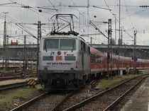 Die 111 027 am 16.05.2009 mit einem RE nach Salzburg bei der Ausfahrt aus dem M�nchner Hbf.