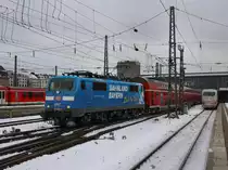 Die 111 017 am 28.12.2010 mit einem RE nach N�rnberg bei der Ausfahrt aus dem M�nchner Hbf.