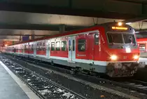 Die 143 045 steht mit der geendeten S68 in D�sseldorf HBF am 22.12.2010