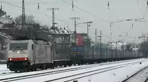 Die 185 580-8 von Crossrail fuhr am 28.12.2010 mit dem BULKHAUL-KLV durch K�ln West um ihn nach Aachen West zu bringen.