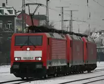 Drei auf einen Streich. Ein Lokzug bestehend aus 189 053-2, 185 266-4 und 185 178-1 fuhr am 28.12.2010 durch K�ln West.