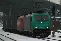Die 185 577-4 und die 185 595-6 von Crossrail, fuhren am 28.12.2010 durch K�ln West.