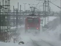 S1 bei der Ausfahrt aus dem Dresdner HBF nach Mei�en Triebischtal,am Zugschlu� 145 043-5 wirbelt ordentlich Schnee auf.
Dresden HBF 28.12.10