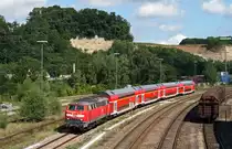 Mit dem um wenige Minuten versp�teten IRE 4207 von Ulm nach Lindau erreicht die Ulmer 218 410 am 09. August 2010 den Bahnhof von Biberach (Ri�).