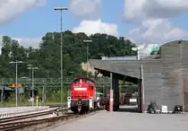 Am 09. August 2010 hat die bestens gepflegte 294 835 eine �bergabe nach Biberach (Ri�) gebracht  und rangiert diese nun auf das passende Gleis. Das Bild entstand von einer �ffentlichen Stra�e, ich befand mich zum Aufnahmezeitpunkt nicht im Werk.