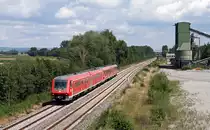 Bei Obersulmetingen eilen zwei 611er der RAB Ulm am 09. August 2010 als Sprinter-IRE 3103 von Ulm nach Basel und passieren dabei das stillgelegte Kieswerk „Klingenb�hl“. Die Sprinter-Z�ge verkehren auf der S�dbahn im Zweistundentakt und bieten, dank sehr wenigen Zwischenhalten, hoch attraktive Verbindungen zwischen Ulm und Friedrichshafen.
