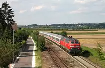 Am 09. August 2010 eilen 218 434 und 218 456, beide beheimatet bei der RAB Ulm, mit dem RE 2013 „ALLG�U“ von Hannover nach Oberstdorf in voller Fahrt durch die Ortschaft V�hringen. Der n�chste Halt des Zuges ist Memmingen.