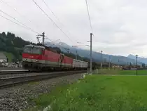 1144 102 und eine weitere 1144 mit einem G�terzug auf Bahnhof Westendorf am 18-8-2010.