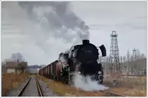 52.7612 mit dem rund 1000 Tonnen schweren VG 75013 von Mistelbach nach Hohenau am 26.12.2010 beim Halt in Neusiedl-St. Ulrich.