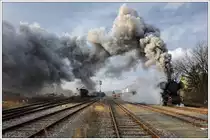 F�r eine Foto- und Videogesellschaft wurde am 26.12.2010 der planm��ige Verschubg�terzug von Mistelbach nach Hohenau mit 52.7612 der Firma Brenner&Brenner bespannt. Zu diesem Zweck wurde VG 75013 von Mistelbach nach Hohenau um 120 Minuten fr�her abgefertigt, damit er f�r die Fotografen und Filmer lichttechnisch verwertbar war. Die Sonne zeigte sich an diesem Tag nur zaghaft, das gr��ere Problem war allerdings der starke Wind, der die Dampffahne sehr oft verwehte. Die Aufnahme zeigt 52.7612 mit dem rund 1000 Tonnen schweren VG 75013 bei der Ausfahrt aus Mistelbach.
