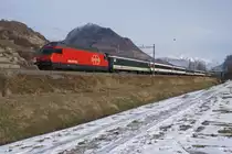Re 460 043-3 f�hrt am 27.12.10 mit dem IR 1422 von St. L�onard Richtung Sion.
