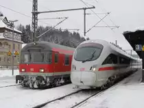 ICE 1509 nach M�nchen Hbf �berholt am 28. Dezember 2010 eine Regionalbahn nach Bamberg in Kronach.