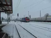 482 046 und ES 64 U2-101 standen am 29.12.2010 in Stendal.

