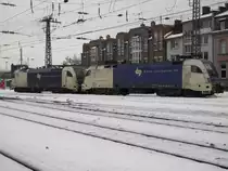 WLC ES 64 U2 024 (BR 182) und 1216 950-6 abgestellt in Aachen Hbf am 29.12.10