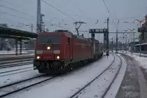 185-298-7 schleppt am 29.12.2010 eine Menge Container durch Bremen HBF