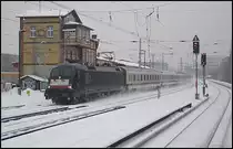 DB Fernverkehr hat sich ES 64 U2-001 ausgeliehen um damit den Berlin-Warschau-Express zu bespannen. Da etliche der neuen  Husarz  der PKP abgestellt sind, �bernimmt wieder die DB etliche der Leistungen bis Frankfurt (Oder). Hier kommt der Zug am 29.12.2010 mit einem buntem Wagenpark am S-Bahnhof Berlin Warschauer Stra�e vorbei.
