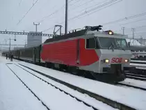 S 18045 mit Re 446 015 in Z�rich Altstetten, 29.12.2010.