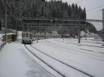 IR VAE 2410 mit altem Steuerwagen, Re 4/4 II 11138 und einem SOB Verst�rkungswagen in Biberbrugg, 29.12.2010.