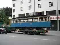Eine alte historische Stra�enbahn aus M�nchen beim Transport in Deutsche Museum am 09.08.06