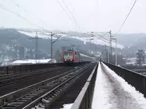 181 213 und 201 als Wagenlok mit dem IC vom Luxembourg nach Norddeich-Mole am 29.12.10 auf der Moselbr�cke bei Trier-Pfalzel.