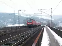 143 009 und 168 mit einem DR Doppelstockzug am 29.12.10 auf der Moselbr�cke bei Trier-Pfalzel als RB nach Koblenz.